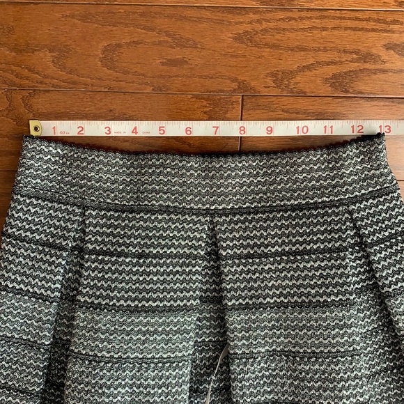 Design Lab Lord & Taylor Fit & Flare Mini Skirt Metallic Pleated Size Large - Picture 3 of 9